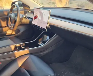 Mietwagen Tesla Model 3 2021 in Spanien, mit Elektrizität-Kraftstoff und 225 PS ➤ Ab 50 EUR pro Tag.