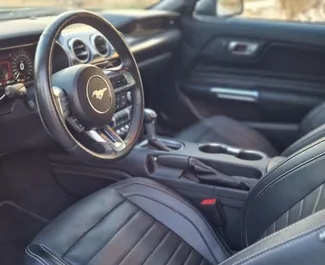 Innenraum von Ford Mustang Coupe zur Miete in Spanien. Ein großartiges 4-Sitzer Fahrzeug mit Automatisch Getriebe.