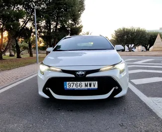 Vermietung Toyota Corolla. Wirtschaft, Komfort Fahrzeug zur Miete in Spanien ✓ Kaution Einzahlung von 300 EUR ✓ Versicherungsoptionen KFZ-HV.