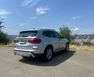 Innenraum von BMW X3 zur Miete in Georgien. Ein großartiges 5-Sitzer Fahrzeug mit Automatisch Getriebe.