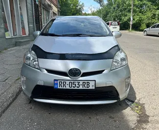 Frontansicht eines Mietwagens Toyota Prius in Kutaisi, Georgien ✓ Auto Nr.14394. ✓ Automatisch TM ✓ 0 Bewertungen.