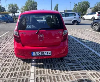 Frontansicht eines Mietwagens Hyundai i10 in Burgas, Bulgarien ✓ Auto Nr.1665. ✓ Automatisch TM ✓ 0 Bewertungen.