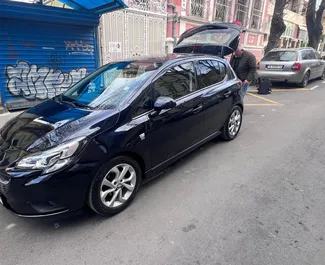 Innenraum von Opel Corsa zur Miete in Bulgarien. Ein großartiges 5-Sitzer Fahrzeug mit Schaltgetriebe Getriebe.