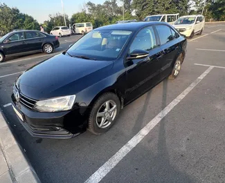Frontansicht eines Mietwagens Volkswagen Jetta in Burgas, Bulgarien ✓ Auto Nr.1664. ✓ Schaltgetriebe TM ✓ 2 Bewertungen.