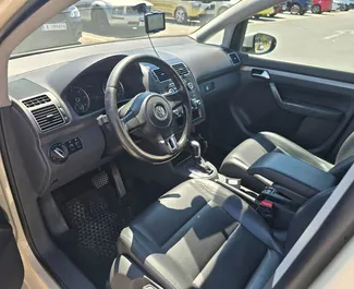 Volkswagen Touran 2015 zur Miete verfügbar in Burgas, mit Kilometerbegrenzung 200 km/Tag.