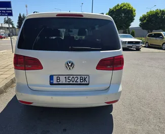 Vermietung Volkswagen Touran. Komfort, Minivan Fahrzeug zur Miete in Bulgarien ✓ Kaution Einzahlung von 100 EUR ✓ Versicherungsoptionen KFZ-HV, TKV, VKV Plus, VKV Komplett, Diebstahlschutz, Ausland, Junge, Keine Kaution.