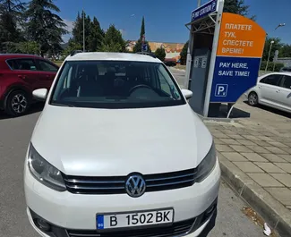 Innenraum von Volkswagen Touran zur Miete in Bulgarien. Ein großartiges 7-Sitzer Fahrzeug mit Automatisch Getriebe.