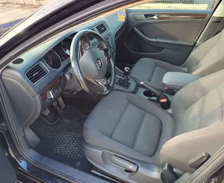 Vermietung Volkswagen Jetta. Wirtschaft, Komfort Fahrzeug zur Miete in Bulgarien ✓ Kaution Einzahlung von 100 EUR ✓ Versicherungsoptionen KFZ-HV, TKV, VKV Plus, VKV Komplett, Diebstahlschutz, Ausland, Junge, Keine Kaution.
