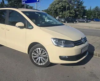Innenraum von Volkswagen Sharan zur Miete in Bulgarien. Ein großartiges 7-Sitzer Fahrzeug mit Automatisch Getriebe.