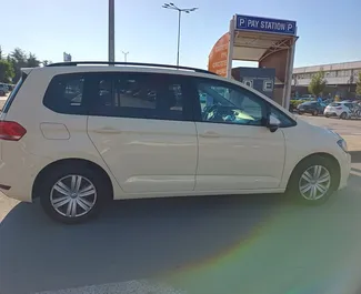 Frontansicht eines Mietwagens Volkswagen Touran in Burgas, Bulgarien ✓ Auto Nr.14572. ✓ Automatisch TM ✓ 0 Bewertungen.
