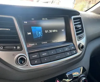 Innenraum von Hyundai Tucson zur Miete in Bulgarien. Ein großartiges 5-Sitzer Fahrzeug mit Automatisch Getriebe.