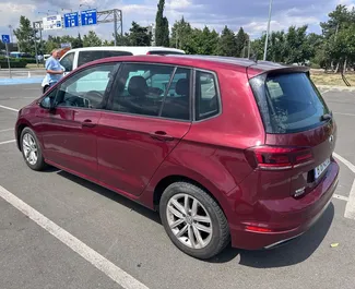 Frontansicht eines Mietwagens Volkswagen Golf Sportsvan in Burgas, Bulgarien ✓ Auto Nr.14577. ✓ Automatisch TM ✓ 0 Bewertungen.