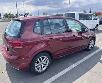 Innenraum von Volkswagen Golf Sportsvan zur Miete in Bulgarien. Ein großartiges 5-Sitzer Fahrzeug mit Automatisch Getriebe.