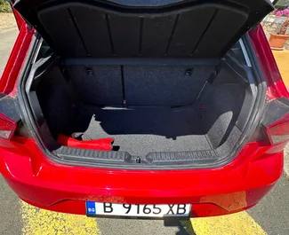 Innenraum von SEAT Ibiza zur Miete in Bulgarien. Ein großartiges 5-Sitzer Fahrzeug mit Automatisch Getriebe.