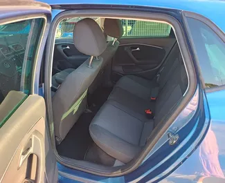 Innenraum von Volkswagen Polo zur Miete in Bulgarien. Ein großartiges 5-Sitzer Fahrzeug mit Automatisch Getriebe.