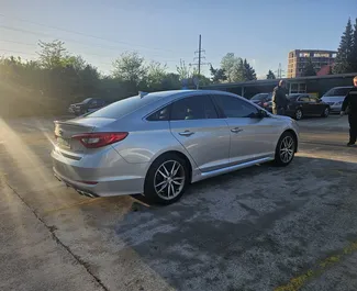 Benzin 2,4L Motor von Hyundai Sonata 2016 zur Miete in Kutaisi.