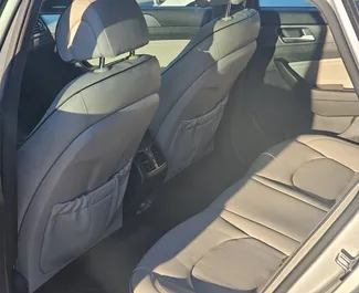 Innenraum von Hyundai Sonata zur Miete in Georgien. Ein großartiges 5-Sitzer Fahrzeug mit Automatisch Getriebe.