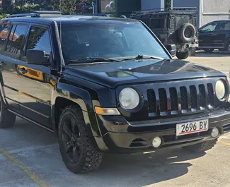 Frontansicht eines Mietwagens Jeep Patriot in Kutaisi, Georgien ✓ Auto Nr.14471. ✓ Automatisch TM ✓ 0 Bewertungen.