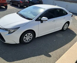 Mietwagen Toyota Corolla Sedan 2024 auf Zypern, mit Hybride-Kraftstoff und 145 PS ➤ Ab 29 EUR pro Tag.