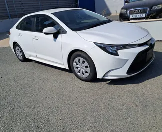 Hybride 1,8L Motor von Toyota Corolla Sedan 2024 zur Miete in Limassol.