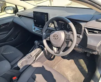 Toyota Corolla Sedan 2024 mit Antriebssystem Frontantrieb, verfügbar in Limassol.