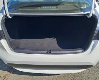 Innenraum von Toyota Corolla Sedan zur Miete auf Zypern. Ein großartiges 5-Sitzer Fahrzeug mit Automatisch Getriebe.