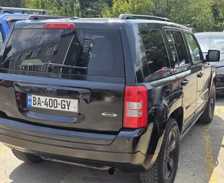 Jeep Patriot 2015 zur Miete verfügbar in Kutaisi, mit Kilometerbegrenzung unbegrenzte.