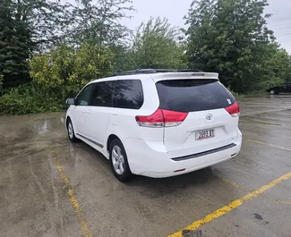 Frontansicht eines Mietwagens Toyota Sienna in Kutaisi, Georgien ✓ Auto Nr.14473. ✓ Automatisch TM ✓ 0 Bewertungen.