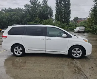 Vermietung Toyota Sienna. Komfort, Minivan Fahrzeug zur Miete in Georgien ✓ Kaution Keine Kaution ✓ Versicherungsoptionen KFZ-HV, VKV Komplett, Insassen.