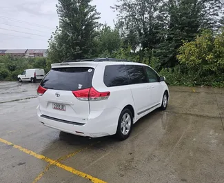 Benzin 3,5L Motor von Toyota Sienna 2015 zur Miete in Kutaisi.