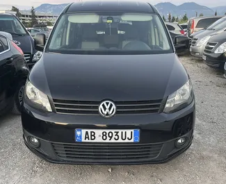 Frontansicht eines Mietwagens Volkswagen Caddy Maxi am Flughafen von Tirana, Albanien ✓ Auto Nr.14456. ✓ Automatisch TM ✓ 0 Bewertungen.