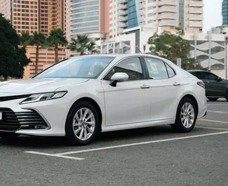 Frontansicht eines Mietwagens Toyota Camry in Dubai, VAE ✓ Auto Nr.14500. ✓ Automatisch TM ✓ 0 Bewertungen.