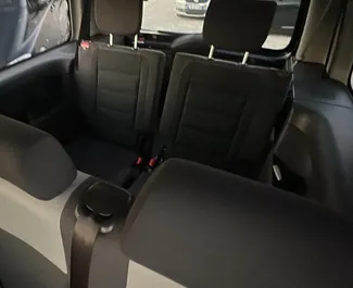 Innenraum von Volkswagen Caddy Maxi zur Miete in Albanien. Ein großartiges 7-Sitzer Fahrzeug mit Automatisch Getriebe.