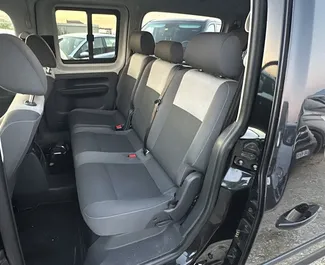 Diesel 1,6L Motor von Volkswagen Caddy Maxi 2015 zur Miete am Flughafen von Tirana.