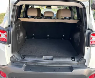 Benzin 2,5L Motor von Jeep Renegade 2019 zur Miete in Tiflis.