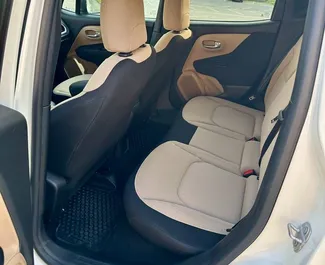 Innenraum von Jeep Renegade zur Miete in Georgien. Ein großartiges 5-Sitzer Fahrzeug mit Automatisch Getriebe.