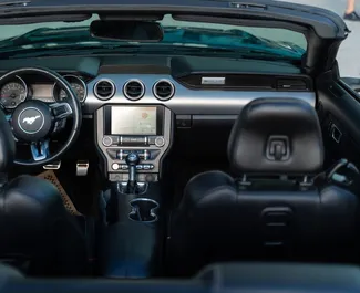 Innenraum von Ford Mustang Cabrio zur Miete in Georgien. Ein großartiges 4-Sitzer Fahrzeug mit Automatisch Getriebe.