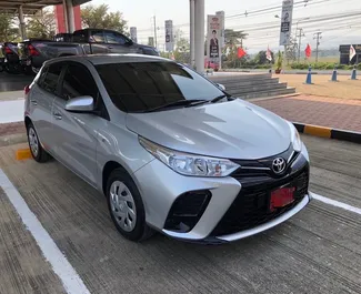 Frontansicht eines Mietwagens Toyota Yaris auf Samui Flughafen, Thailand ✓ Auto Nr.11700. ✓ Automatisch TM ✓ 0 Bewertungen.