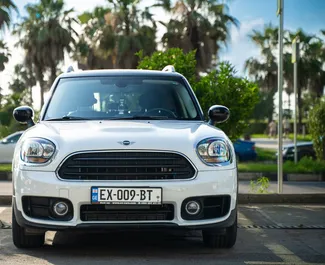 Frontansicht eines Mietwagens Mini Countryman Cooper in Batumi, Georgien ✓ Auto Nr.14450. ✓ Automatisch TM ✓ 0 Bewertungen.