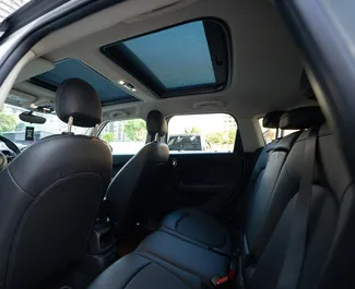 Innenraum von Mini Countryman Cooper zur Miete in Georgien. Ein großartiges 5-Sitzer Fahrzeug mit Automatisch Getriebe.