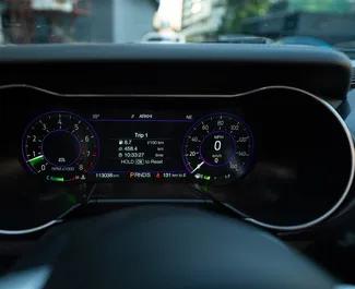 Innenraum von Ford Mustang Cabrio zur Miete in Georgien. Ein großartiges 4-Sitzer Fahrzeug mit Automatisch Getriebe.