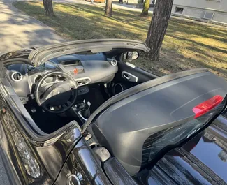 Frontansicht eines Mietwagens Renault Wind Cabrio in Budva, Montenegro ✓ Auto Nr.14490. ✓ Schaltgetriebe TM ✓ 0 Bewertungen.