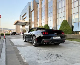 Benzin 2,3L Motor von Ford Mustang Cabrio 2025 zur Miete in Tiflis.