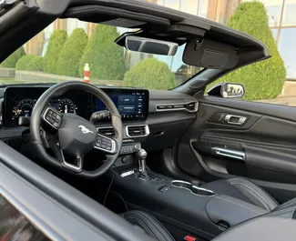 Innenraum von Ford Mustang Cabrio zur Miete in Georgien. Ein großartiges 4-Sitzer Fahrzeug mit Automatisch Getriebe.