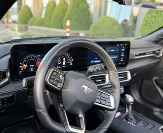 Ford Mustang Cabrio 2025 mit Antriebssystem Heckantrieb, verfügbar in Tiflis.