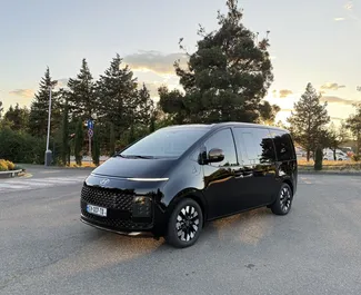 Frontansicht eines Mietwagens Hyundai Staria in Tiflis, Georgien ✓ Auto Nr.14446. ✓ Automatisch TM ✓ 0 Bewertungen.