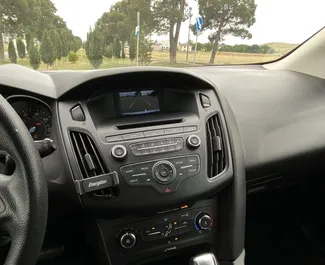 Innenraum von Ford Focus zur Miete in Georgien. Ein großartiges 5-Sitzer Fahrzeug mit Automatisch Getriebe.