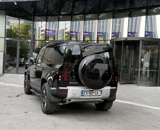 Innenraum von Land Rover Defender zur Miete in Georgien. Ein großartiges 5-Sitzer Fahrzeug mit Automatisch Getriebe.