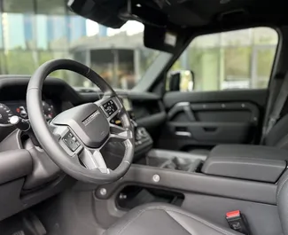 Land Rover Defender 2025 mit Antriebssystem Allradantrieb, verfügbar in Tiflis.