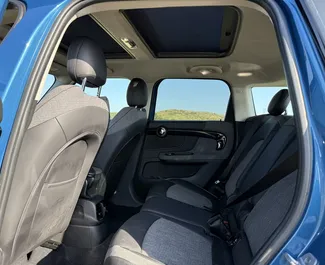 Innenraum von Mini Countryman Cooper S zur Miete in Georgien. Ein großartiges 5-Sitzer Fahrzeug mit Automatisch Getriebe.